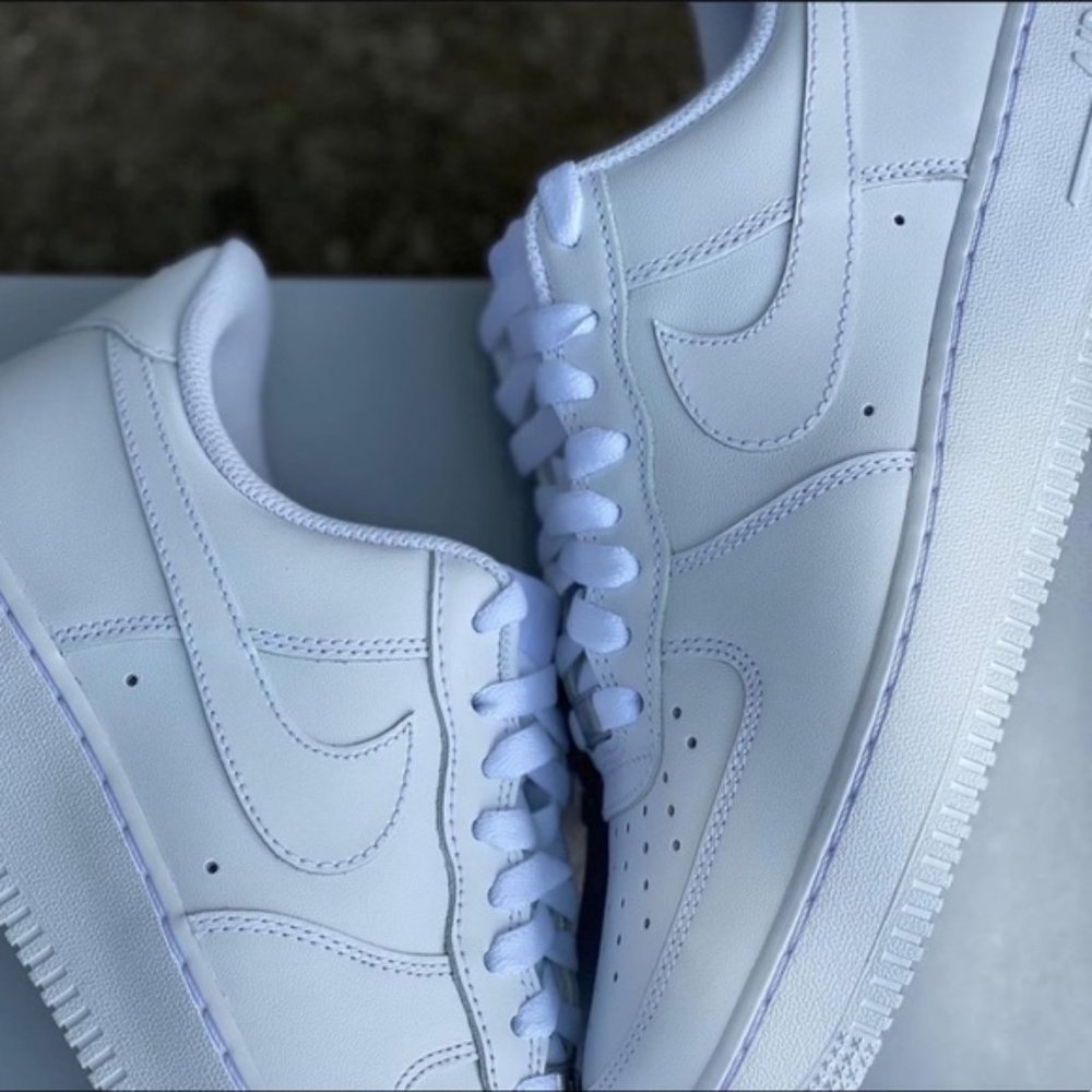 NIKE AIR FORCE 1 Triple White Sneakers Shoes - Picture 4 of 6